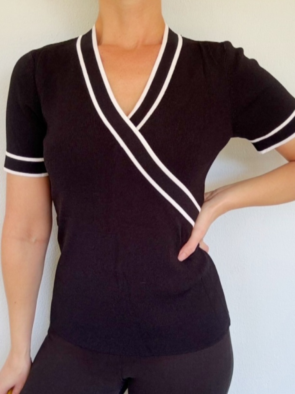 Cable & Gauge black white trim surplice v-neck short sleeve sweater top medium